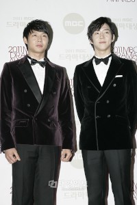 『2011 MBCドラマ大賞』の授賞式が30日、MBCドリームセンターで開催された。この日は授賞式に先立って、JYJのパク・ユチョンとパク・ユファンの兄弟がともにレッドカーペットを踏み、フォトタイムを設けた。 『2011 MBCドラマ大賞』の授賞式が30日、MBCドリームセンターで開催された。この日は授賞式に先立って、JYJのパク・ユチョンとパク・ユファンの兄弟がともにレッドカーペットを踏み、フォトタイムを設けた。