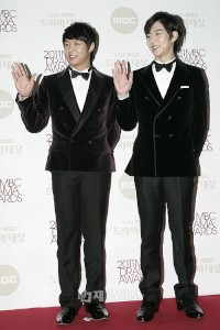 『2011 MBCドラマ大賞』の授賞式が30日、MBCドリームセンターで開催された。この日は授賞式に先立って、JYJのパク・ユチョンとパク・ユファンの兄弟がともにレッドカーペットを踏み、フォトタイムを設けた。