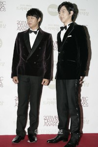 『2011 MBCドラマ大賞』の授賞式が30日、MBCドリームセンターで開催された。この日は授賞式に先立って、JYJのパク・ユチョンとパク・ユファンの兄弟がともにレッドカーペットを踏み、フォトタイムを設けた。