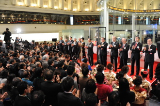 １月４日「大発会」前場の東京株式市場は、全般続伸。円相場には年末年始中に発生した円高の再燃の不安があったものの、ＮＹ株式の新年１７９ドル高を好感。