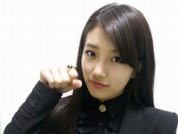 Miss A（ミスエイ）のスジが3日、自身のツイッターを通して「19歳！」というコメントとともに一枚の写真を掲載した。写真=スジのツイッター
