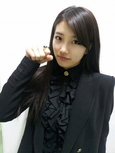 Miss A（ミスエイ）のスジが3日、自身のツイッターを通して「19歳！」というコメントとともに一枚の写真を掲載した。写真=スジのツイッター