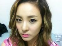 女性アイドルグループ2NE1（トゥエニィワン）のメンバー、パク・サンダラ（ダラ）が2012年辰年を迎えて、男性恐怖症の克服を希望している。写真=パク・サンダラのme2day