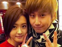 4日、SS501のホ・ヨンセンは自身のツイッターに「招待してくれてありがとう！」というコメントとともにコ・アラと撮った1枚の写真をアップした。写真=ホ・ヨンセンのツイッター

