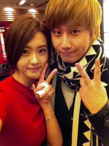 4日、SS501のホ・ヨンセンは自身のツイッターに「招待してくれてありがとう！」というコメントとともにコ・アラと撮った1枚の写真をアップした。写真=ホ・ヨンセンのツイッター
