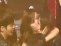 最近、あるオンラインコミュニティの掲示板に、少女時代のジェシカが妹であるf(x)のクリスタルにキスをする映像が掲載された。写真 =動画のキャプチャ
