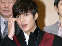 俳優イ・ミンホと女優ムン・チェウォンの“第4代名誉検事任命式”が4日、ソウルの最高検察庁で行われた。
