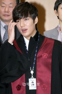 俳優イ・ミンホと女優ムン・チェウォンの“第4代名誉検事任命式”が4日、ソウルの最高検察庁で行われた。
