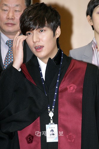 俳優イ・ミンホと女優ムン・チェウォンの“第4代名誉検事任命式”が4日、ソウルの最高検察庁で行われた。
