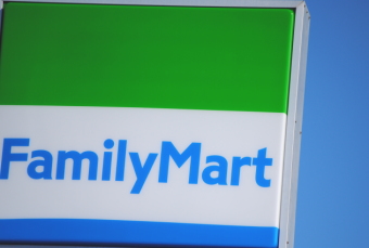 ファミリーマート＜８０２８＞（東１）は６日の１３時３０分に第３四半期決算（３月～１１月）を発表。株価は軟調転換し、一時３０６５円（３５円安）をつけた。