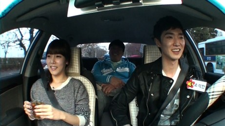 SBS E! 『T-ARAのイケメンたち』でMCを務めるT-ARAが、イケメンマネージャーに挑んだ男性たちと一緒にドライブをしている現場がキャッチされ、話題となっている。写真= SBS E!