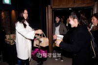 俳優チャン・ドンゴンの妻で韓国のトップスター、コ・ソヨンが、自身のファンミーティングで約100人のファンと映画「マイウェイ」（提供/配給：SKプラネット、CJエンターテイメント　制作：ディレクタース　監督：カン・ジェギュ）を鑑賞し、内助の功を発揮した。