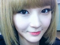 Davichi（ダビチ）のカン・ミンギョンは7日、自身のツイッターに「金髪のカツラをかぶってみたんだけど、どうかしら」というコメントと共に1枚の写真を掲載した。写真=カン・ミンギョンのツイッター