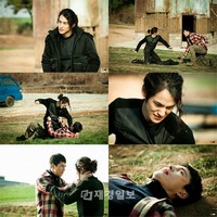 10日夜8時45分に放送されるJTBCドラマ『パダムパダム・・・彼と彼女の心拍音』で、ガンチル(チョン・ウソン演)とグクス(パク・ボム演)が芝生の上で取っ組み合いのケンカを繰り広げるという。
10日夜8時45分に放送されるJTBCドラマ『パダムパダム・・・彼と彼女の心拍音』で、ガンチル(チョン・ウソン演)とグクス(パク・ボム演)が芝生の上で取っ組み合いのケンカを繰り広げるという。