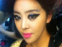 Brown Eyed Girls（ブラウン・アイド・ガールズ）のナルシャは11日、自身のツイッターに「久しぶりです。女王アリです。サニーヒルが感じられるでしょう？！みなさんの熱い応援が必要です」というコメントと共に写真を投稿した。写真=ナルシャのツイッター