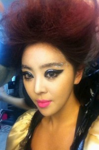 Brown Eyed Girls(ブラウン・アイド・ガールズ)のナルシャは11日、自身のツイッターに「久しぶりです。女王アリです。サニーヒルが感じられるでしょう?!みなさんの熱い応援が必要です」というコメントと共に写真を投稿した。写真=ナルシャのツイッター Brown Eyed Girls(ブラウン・アイド・ガールズ)のナルシャは11日、自身のツイッターに「久しぶりです。女王アリです。サニーヒルが感じられるでしょう?!みなさんの熱い応援が必要です」というコメントと共に写真を投稿した。写真=ナルシャのツイッター