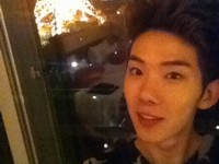 2AMのチェ・グォンは11日、自身のツイッターに「ぼくたち2AMの日本アルバムを聴きましたか？(^^)久保田利伸さんのmissingを僕たちがリメイクしました。(^O^)／たくさんチェックしてください。(^｡^)」と日本語で綴ったコメントと写真を投稿した。写真=2AM