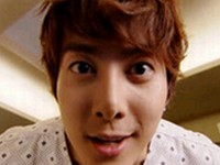 韓国KBSドラマ『自己発光の彼女』に出演しているSS501のキム・ヒョジュン（マンネ）がさまざまな表情演技を披露している。