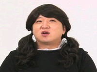 韓国MBCエブリワンの「週刊アイドル」で、アイドルが直接選んだ「ガールズグループより優れた美貌の女装芸能人BEST10」が公開された。同番組MCのチョン・ヒョンドンは、テーマに合わせて、歌手IU（アイユー）に女装し、スタジオを爆笑の渦に巻き込んだ。
