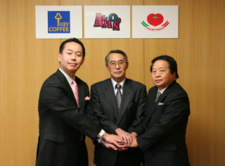 キーコーヒー＜２５９４＞（東１）は、株式会社アマンド（本社：東京都港区、社長：岩槻良一）が会社分割により設立する飲食物販事業会社（商号：「株式会社アマンド」を継承）の全株式取得し子会社化することについて、アマンド社との間で譲渡契約を結んだことを明らかにした。