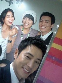 韓国MBC週末ドラマ『神々の晩餐』の主演俳優チュ・サンウクが、6年前と変わらない姿を披露した。 韓国MBC週末ドラマ『神々の晩餐』の主演俳優チュ・サンウクが、6年前と変わらない姿を披露した。