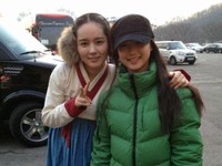 ハン・ガインの所属事務所は18日、韓国MBCドラマ『太陽を抱いた月』の撮影現場でヨンウの子役キム・ユジョンと成人になったヨンウ役のハン・ガインが仲良くポーズを取っている写真を公式フェイスブックページで公開した。写真＝J one plus Entertainment