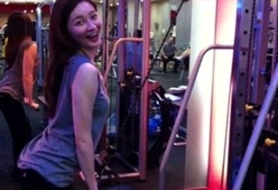 韓国の女性R&Bグループ「Davichi」（ダビチ）のカン・ミンギョンは17日、自身のツイッターで「2011年12月28日、コンサートで約束したでしょう？私の筋肉公開！」とツイートした。
