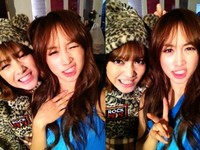 女性アイドルグループKARA（カラ）最年少メンバーのジヨンは、自分の誕生日にニコルとの猟奇的（？）な表情の写真を公開した。写真=ニコルのツイッター
