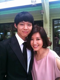 女優のチェ・ミョンギルがJYJのユチョンとのツーショット写真を公開した。写真=チェ・ミョンギルのツイッター 女優のチェ・ミョンギルがJYJのユチョンとのツーショット写真を公開した。写真=チェ・ミョンギルのツイッター