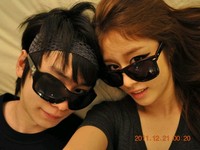 T-ARA（ティアラ）のジヨンの実兄でモデルのパク・ヒョジュンが、妹ジヨンとのツーショット写真を公開した。
