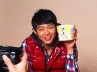 JYJのパク・ユチョンがカップラーメンよりも小さい顔のサイズをアピールした。写真＝オンラインコミュニティ