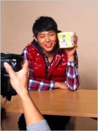 JYJのパク・ユチョンがカップラーメンよりも小さい顔のサイズをアピールした。写真=オンラインコミュニティ JYJのパク・ユチョンがカップラーメンよりも小さい顔のサイズをアピールした。写真=オンラインコミュニティ