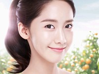 太陽いっぱいのミカン畑をバックに、つやつやの肌をアピールしている少女時代ユナの姿がネットで話題となっている。