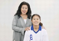 P&Gは23日、女子サッカーの澤穂希選手と母・満壽子（まいこ）さんを、オリンピック応援キャンペーン「ママの公式スポンサー」の象徴として起用することを決定したと発表した。写真=プレスリリース