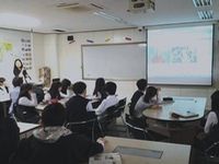 ティームティーチング方式による授業風景（写真：住友商事）