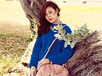 女優キム・ハヌルが、ファッション雑誌『Singles』2月号でセクシーなグラビアを披露した。写真=Singles