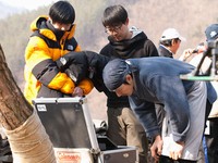 JTBCドラマ『発酵家族』に出演中の俳優ソン・イルグクが、モニターチェックをする姿が捕らえられ話題だ。
