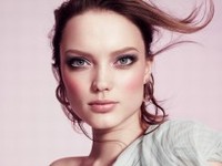 THREEから新作春夏コスメが登場！ジェントルカラーで叶える大人の可憐な春メイク　