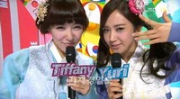 ガールズグループ「少女時代」のユリとティファニーが韓服姿で音楽番組に登場した。 ガールズグループ「少女時代」のユリとティファニーが韓服姿で音楽番組に登場した。