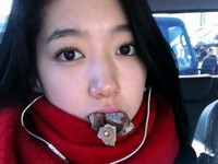 女優パク・シネが、干し柿をくわえた超ドアップ写真で新年（旧正月）の挨拶を伝えた。写真=パク・シネのツイッター