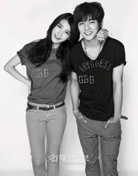 「国民の妹」IU(アイユ)と「国民の弟」ユ・スンホがスタイリッシュなモダン・ビンテージ・カジュアル「G by GUESS」の2012春夏グラビアの撮影を行った。写真=G by GUESS
「国民の妹」IU(アイユ)と「国民の弟」ユ・スンホがスタイリッシュなモダン・ビンテージ・カジュアル「G by GUESS」の2012春夏グラビアの撮影を行った。写真=G by GUESS