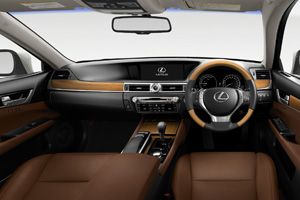 GS450h“version L”オプション装着車（画像：トヨタ自動車）