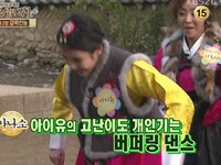 女性歌手IU（アイユ）が民族衣装姿で、ロボットのような動きが特徴の“バッファリング・ダンス”を披露した。写真=「世子嬪プロジェクト－王室の復活」