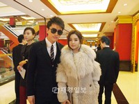 中国ドラマ『私の失億彼女』の撮影で中国に滞在中の女優ナム・ギュリが25日、自身のウェイボー(http://weibo.com/kyurin1022)にドラマ撮影現場で撮った写真を公開した。
