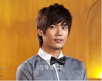 TV朝鮮創立特集週末ドラマ『コ・ボンシルおばさんを救え』(脚本パク・ウンリョン、演出ユン・サンホ)で、f(x)のルナと初々しい恋模様を描いているSS501のキム・キュジョンが、可愛らしいレストランウェイターに扮した姿が公開され、話題を集めている。 TV朝鮮創立特集週末ドラマ『コ・ボンシルおばさんを救え』(脚本パク・ウンリョン、演出ユン・サンホ)で、f(x)のルナと初々しい恋模様を描いているSS501のキム・キュジョンが、可愛らしいレストランウェイターに扮した姿が公開され、話題を集めている。