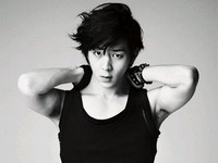 パク・ユファンは19日に発売されたファッション誌「HIGH CUT」で、兄のJYJユチョン顔負けの男らしく美しい肉体を披露した。写真=HIGH CUT
