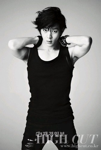 パク・ユファンは19日に発売されたファッション誌「HIGH CUT」で、兄のJYJユチョン顔負けの男らしく美しい肉体を披露した。写真=HIGH CUT
