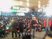 JTBC『少女時代と危険な少年たち』の少年らは、来る2月5日のストリートジャムダンス大会を控えて、ソウル宣陵駅の芸術舞台でゲリラ公演を行った。
