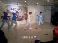 JTBC『少女時代と危険な少年たち』の少年らは、来る2月5日のストリートジャムダンス大会を控えて、ソウル宣陵駅の芸術舞台でゲリラ公演を行った。
