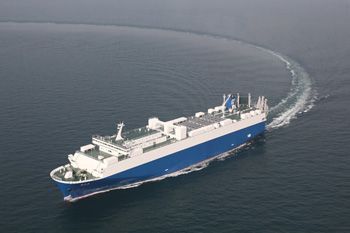 省エネ型自動車運搬船「日王丸」（画像：日産自動車）